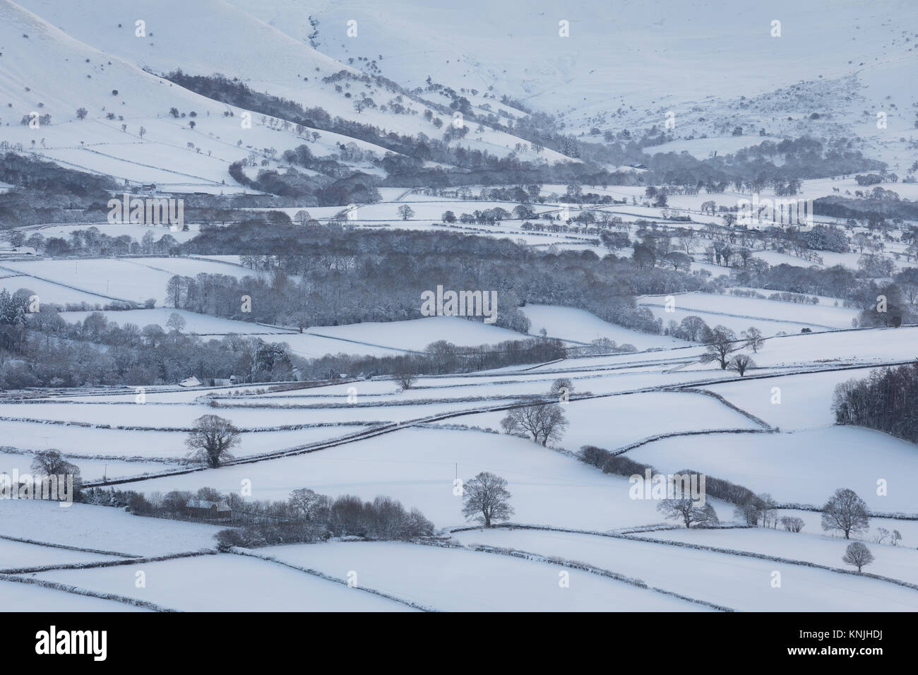 Paxton's Tower. En el Reino Unido. 11 de diciembre de 2017. Mirando a través de la nieve que cubre el paisaje. Parque Nacional de Brecon Beacons, Gales. Crédito: señala Buckley/Alamy Live News Foto de stock