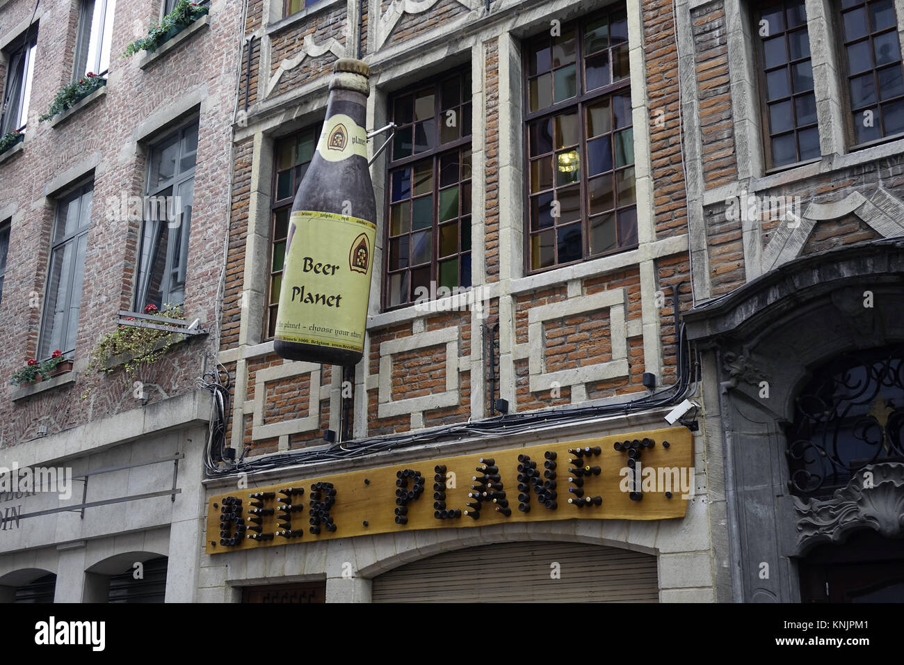 Bruselas, Bélgica. El 25 de junio, 2017. El exterior de "cerveza Planet' en Rue De La Fourche 45 en el casco antiguo de la capital belga Bruselas, retratada en 25.06.2017. Es el único planeta de cerveza cervecería especializada en el corazón de Bruselas - SIN CABLE SERVICIO - Crédito: Sascha Steinach/dpa-Zentralbild/dpa | uso en todo el mundo/dpa/Alamy Live News Foto de stock