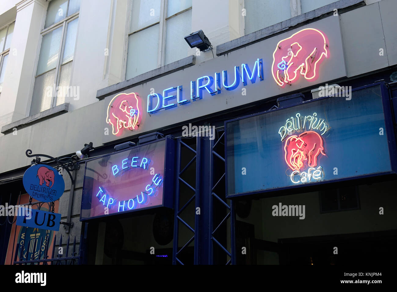 El exterior del 'Délirium Café' en el impasse de la Fidélité 4 en el casco antiguo de la capital belga Bruselas, retratada en 25.06.2017. El "Café élirium' es un bar con una entrada en el Libro Guinness de los Records, debido a su gran y diversa selección de cervezas. Cuando la barra se introdujo en el Guinness World Records el 9 de enero de 2004, se vendió el 2004 Beers - un récord mundial. En 2014, ofreció una selección de más de 2400 tipos de cerveza de más de 60 países. - Sin cable SERVICIO - Foto: Sascha Steinach/dpa-Zentralbild/dpa | uso en todo el mundo Foto de stock