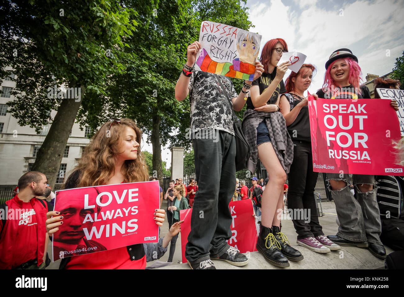 Los partidarios de LGBT protesta frente a Downing Street, el Primer Ministro británico exigente plantear el tema de la Rusia de leyes anti-gay en la cumbre del G20. Foto de stock