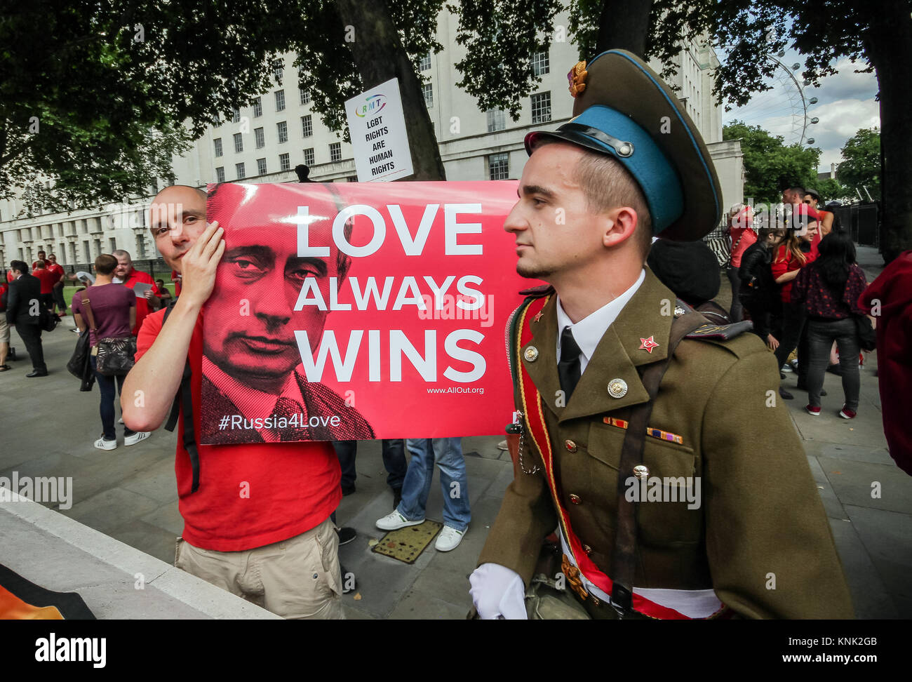 Los partidarios de LGBT protesta frente a Downing Street, el Primer Ministro británico exigente plantear el tema de la Rusia de leyes anti-gay en la cumbre del G20. Foto de stock