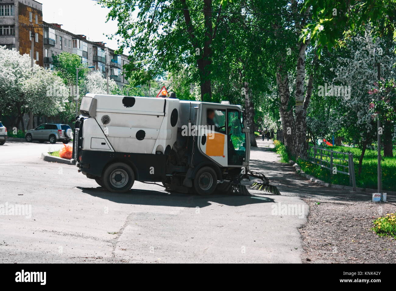 Máquina barredora - limpiador limpia la carretera. Los cepillos de la  máquina barriendo la calle. Aspirar el coche en la calle. Equipamientos  Municipales Fotografía de stock - Alamy