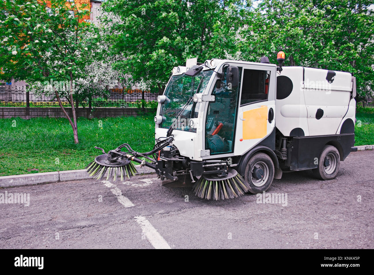 Máquina barredora - limpiador limpia la carretera. Los cepillos de la  máquina barriendo la calle. Aspirar el coche en la calle. Equipamientos  Municipales Fotografía de stock - Alamy