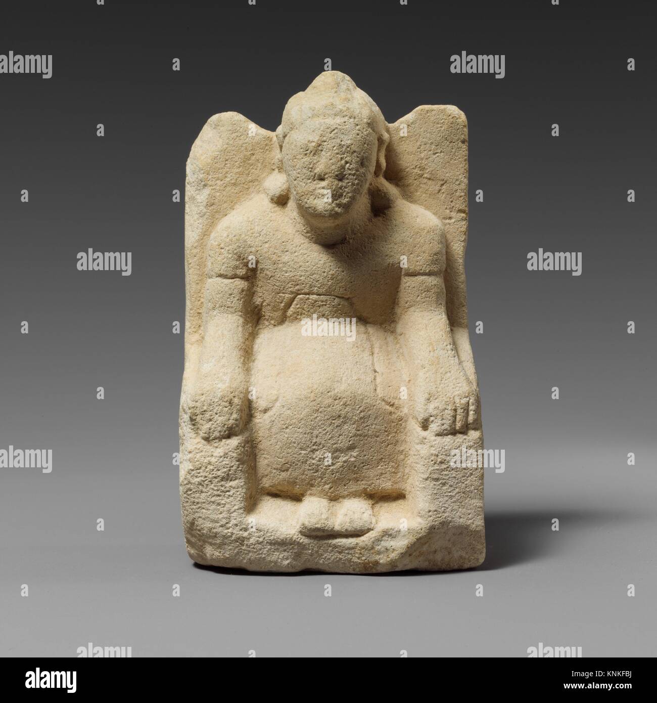 Una estatuilla de piedra caliza asentado lampiño votary masculino con un casco. Período: Arcaico; Fecha: primera mitad del siglo VI B.C; la cultura chipriota:; Foto de stock