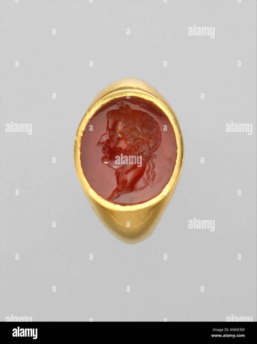 Anillo de Oro con sardio intaglio retrato de Tiberio. Período: Principios imperiales, Tiberian; Fecha: ca. A.D. 14-37; Cultura: Roman; Media: Oro, Foto de stock