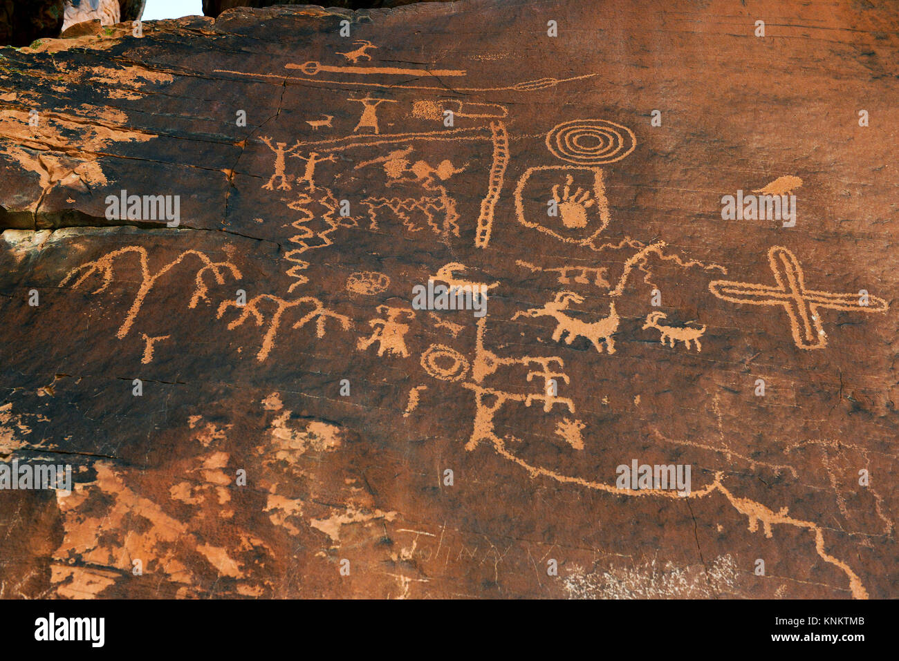 Los petroglifos en el Parque Estatal Valle del Fuego, cerca de la India Moapa Resevation en Nevada, EE.UU. Foto de stock