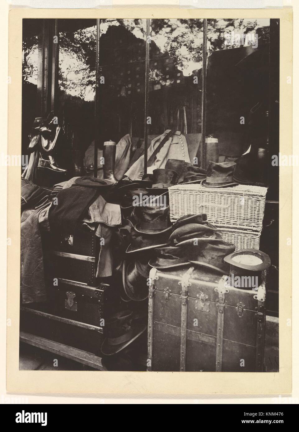Boutique, Marché aux Halles, en París. Artista: Eugène Atget (Francés,  Libourne París 1857-1927); impresora: Berenice Abbott (American,  Springfield, Ohio Fotografía de stock - Alamy