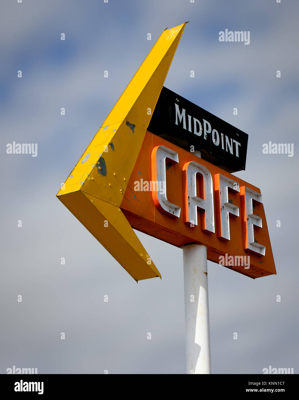 El punto intermedio Cafe firmar sobre la histórica Ruta 66 en los Estados Unidos Foto de stock