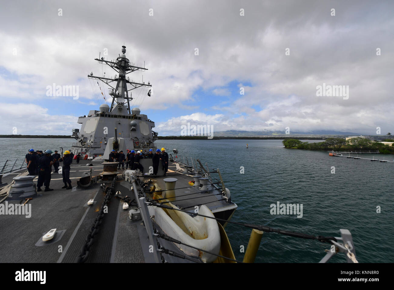 ) La clase Arleigh Burke de misiles guiados el destructor USS Howard (DDG 83) tira en Pearl Harbor para una visita puerto regularmente programada. Kidd es parte del Grupo de ataque portador Nimitz en un despliegue programado regularmente en los EE.UU. 3ª Flota área de responsabilidad en apoyo de operaciones de seguridad marítima y los esfuerzos de cooperación de seguridad de teatro Foto de stock