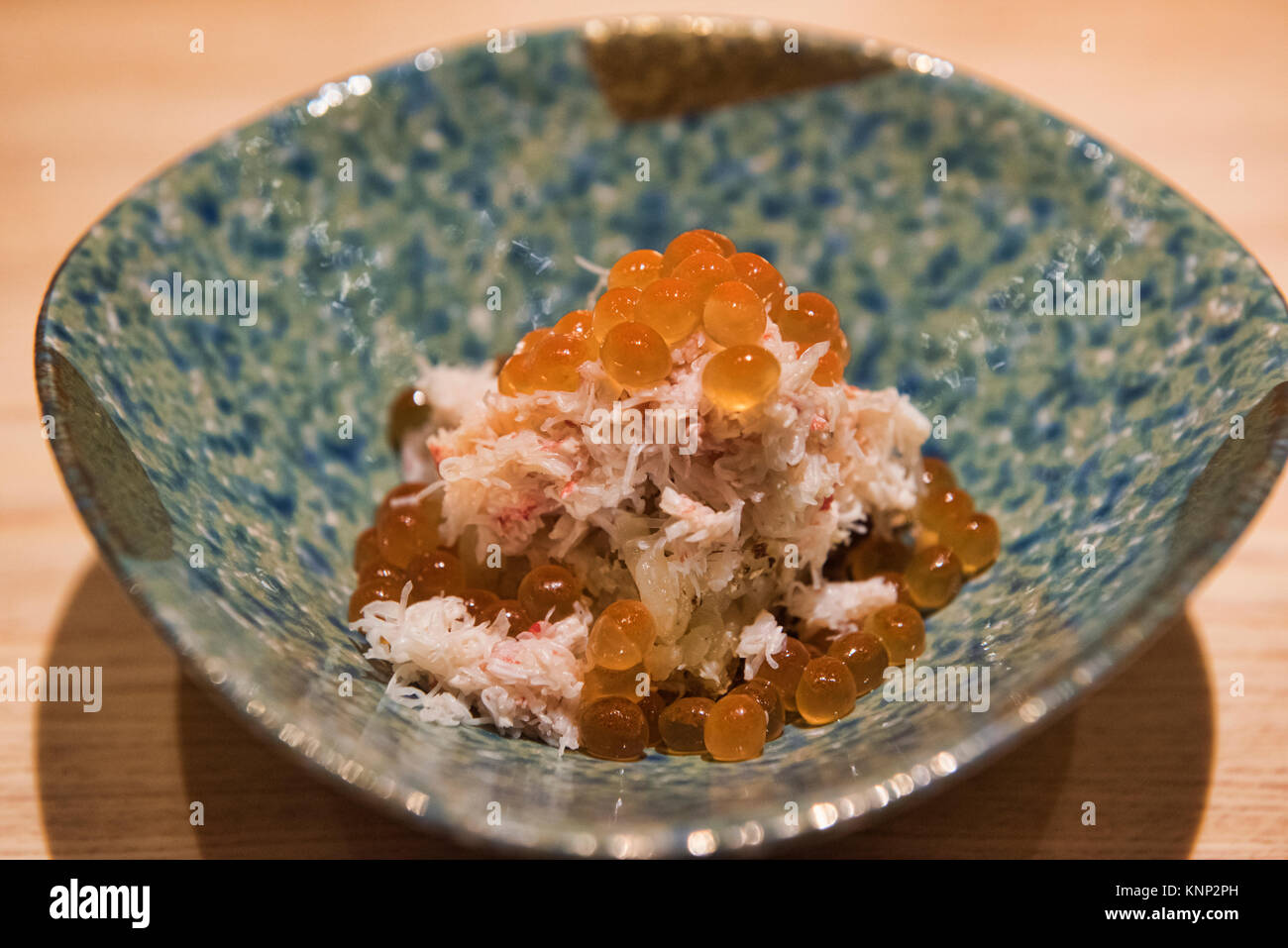 Ikura huevas de salmón y cangrejo omakase sashimi en un restaurante de sushi. Foto de stock