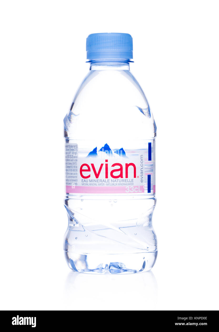 Londres, Reino Unido - Diciembre 07, 2017: Botella de Agua Mineral Natural  de Evian sobre un fondo blanco. Fabricado en Francia. Botella de medio litro  Fotografía de stock - Alamy