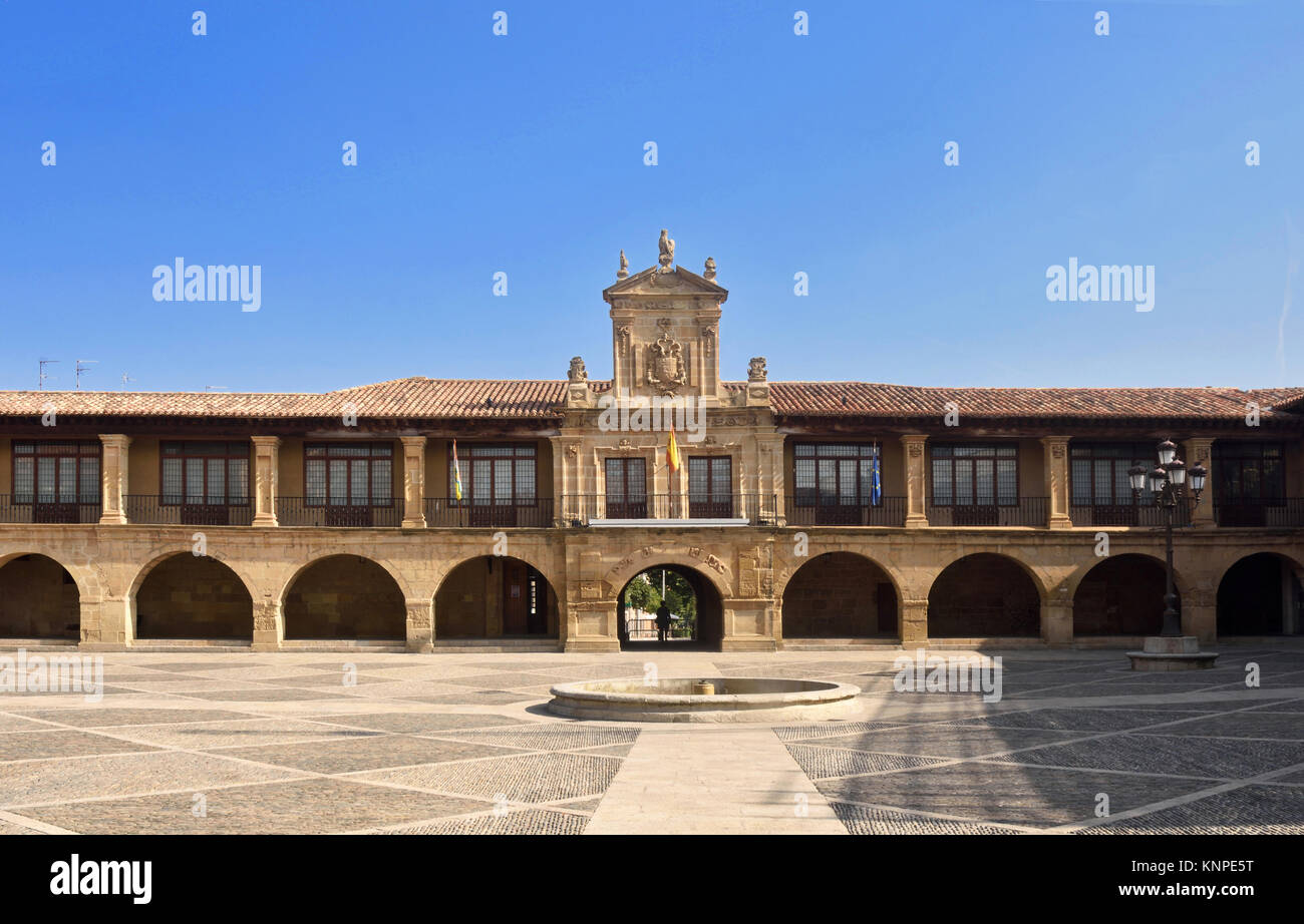 El Ayuntamiento y la Plaza de España, Santo Domingo de la Calzada, el  Camino de Santiago, La Rioja, España Fotografía de stock - Alamy