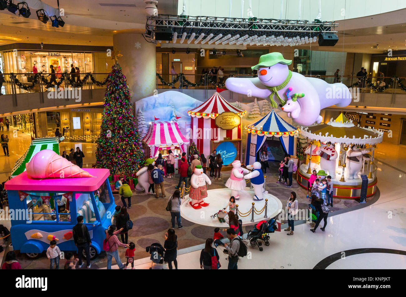 Llamativa pantalla de Navidad en un centro comercial, elementos Mall, en  Hong Kong Fotografía de stock - Alamy