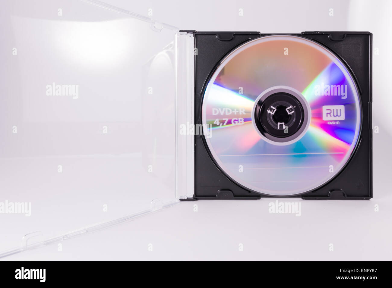 DVD virgen CD regrabable Círculo Closeup Caso de plástico transparente con  fondo blanco objeto Suministros de oficina multimedia Fotografía de stock -  Alamy
