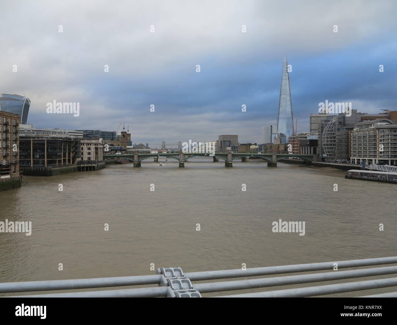 Vista del Támesis desde el puente del milenio a Tower Bridge de Londres Reino Unido disparó en un día nublado en el invierno. De noviembre de 2017. Foto de stock
