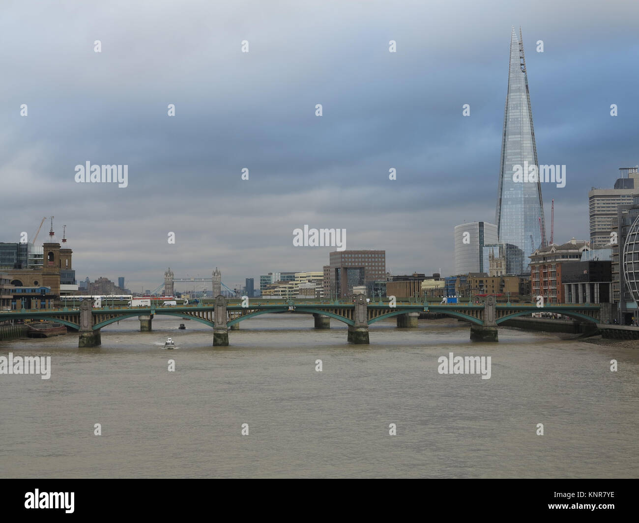 Vista del Támesis desde el puente del milenio a Tower Bridge de Londres Reino Unido disparó en un día nublado en el invierno. De noviembre de 2017. Foto de stock