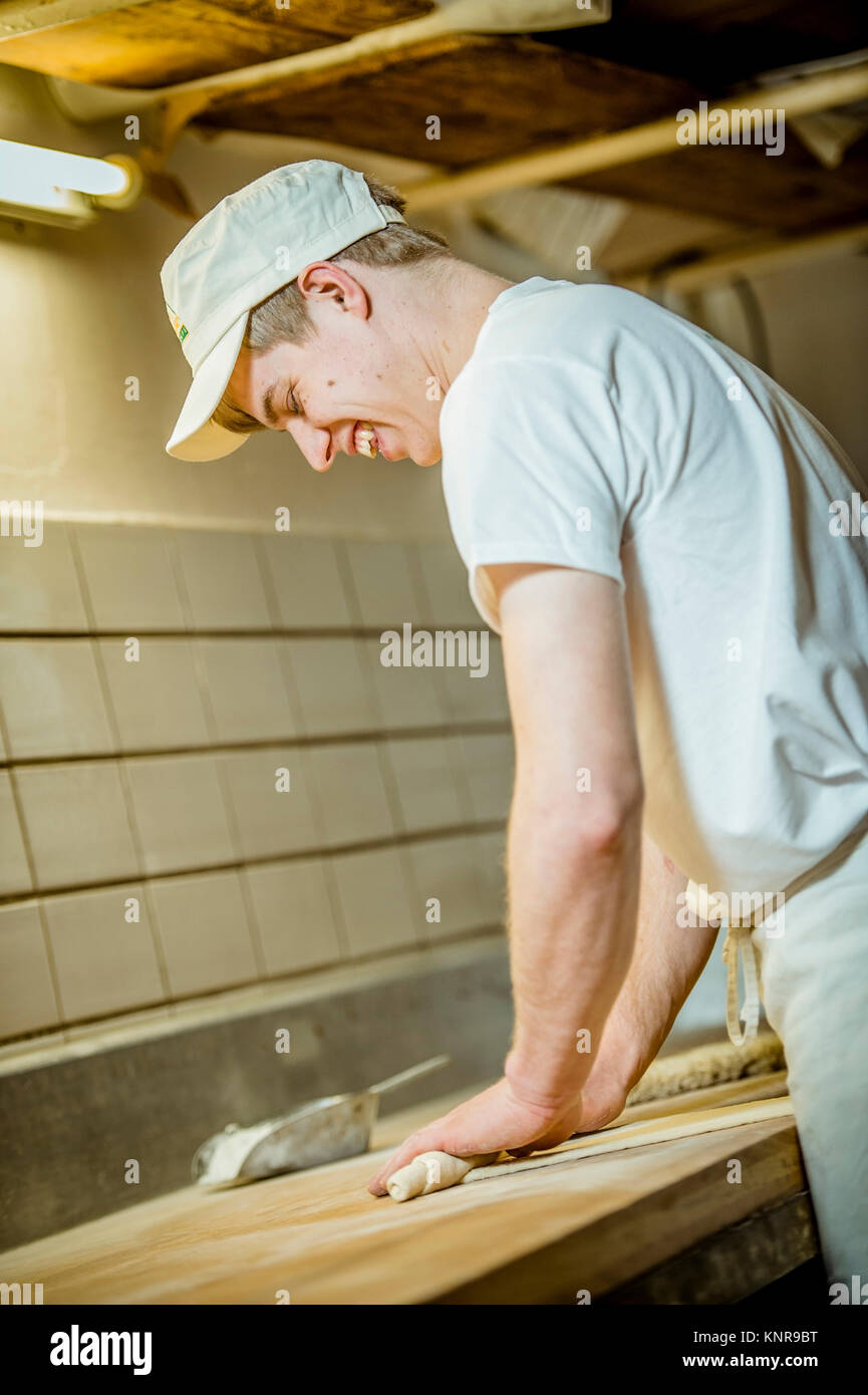 Baecker beim Brotbacken - Baker Foto de stock
