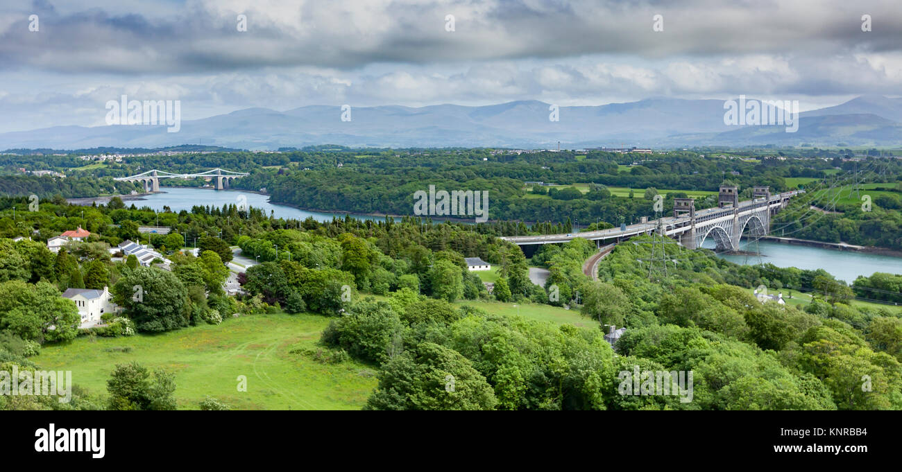 Estrecho de Menai mostrando los dos puentes, el Puente Colgante de Menai y Britannia Bridge, Angelsey, Gales Foto de stock