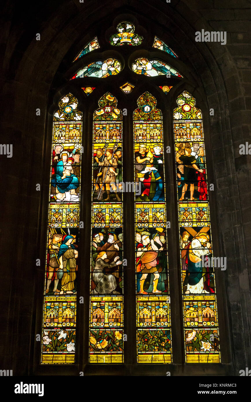 Representación religiosa en vidriera, vista desde el interior, la Iglesia de la santa Iglesia Parroquial de grosero, Stirling, Escocia, Reino Unido, Sudeste de pasillo Foto de stock