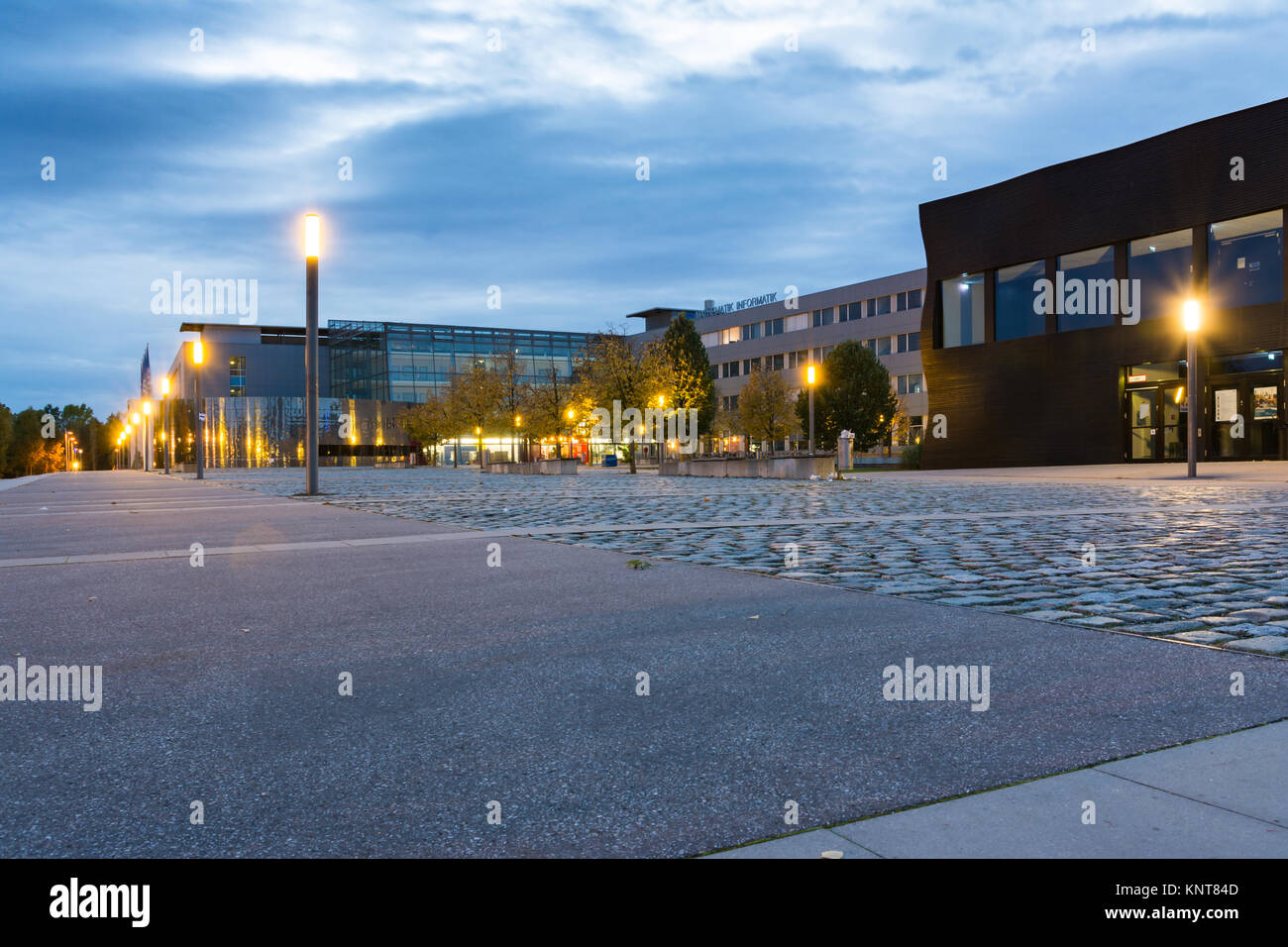 Patio delantero Arquitectura Exterior farolas técnico Universität Munich Alemania Europa cubo negro Math edificios de tecnología de la información oct. Foto de stock