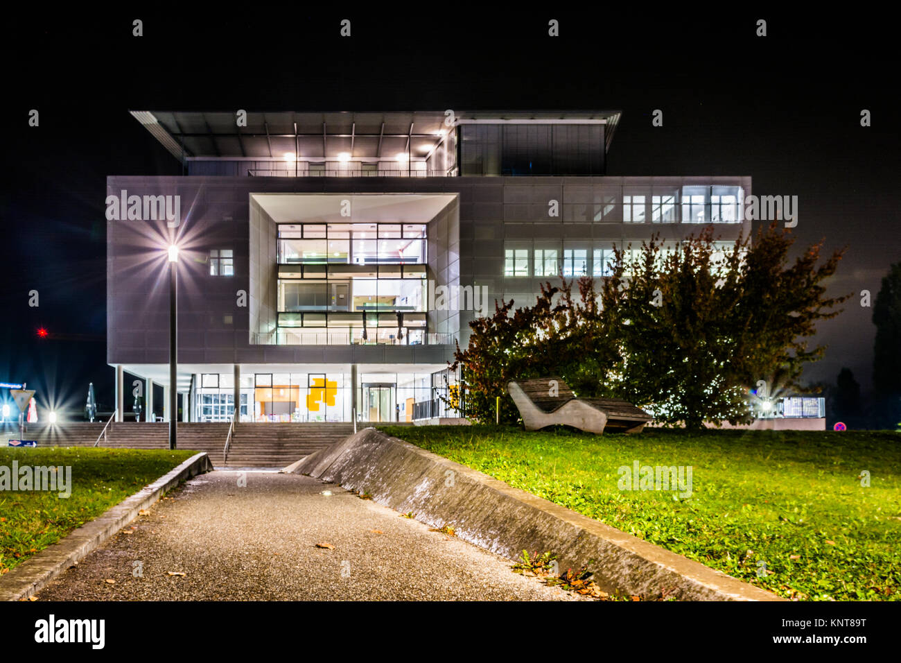 Universidad Técnica de Munich Alemania Europa edificio educativo Centro de Estudios de Posgrado de Investigación Exterior Arquitectura noche iluminada Garching Ca Foto de stock