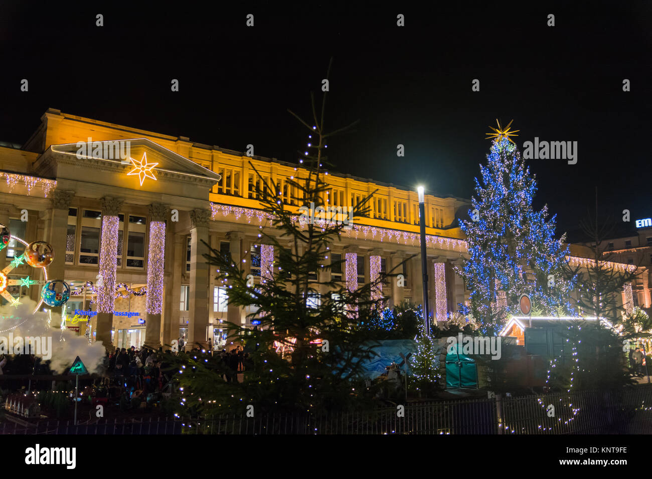 Stuttgart Weihnachtsmarkt Schlossplatz 2016 Mercado de Navidad de la ciudad de las luces de noche Foto de stock