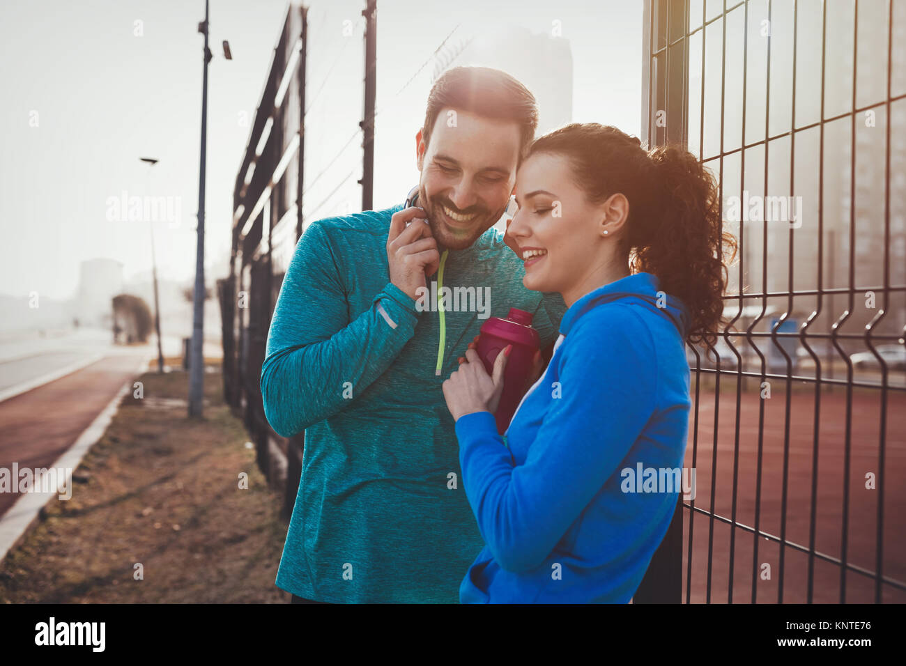 Deportista y sportswoman coqueteo outdoor fitness después de desempeño Foto de stock