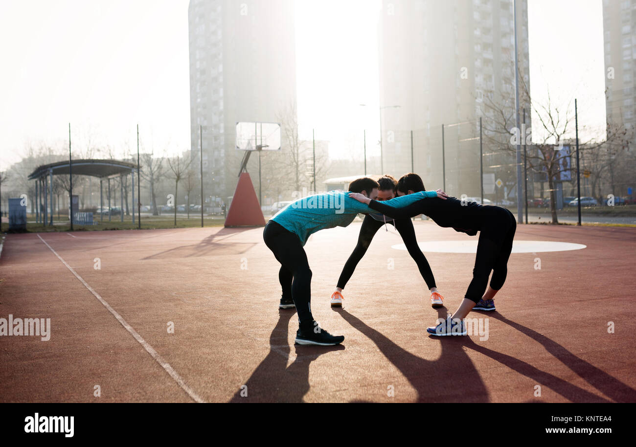Amigos fitness junto al aire libre Vida saludable activo Foto de stock