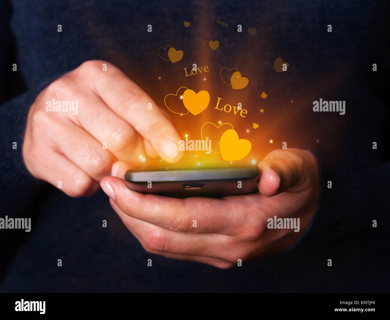 Mujer manos sosteniendo y usando el smartphone o teléfono celular móvil para enviar mensajes SMS o mensajería para San Valentín amor pasión online dating Valentine romance Foto de stock