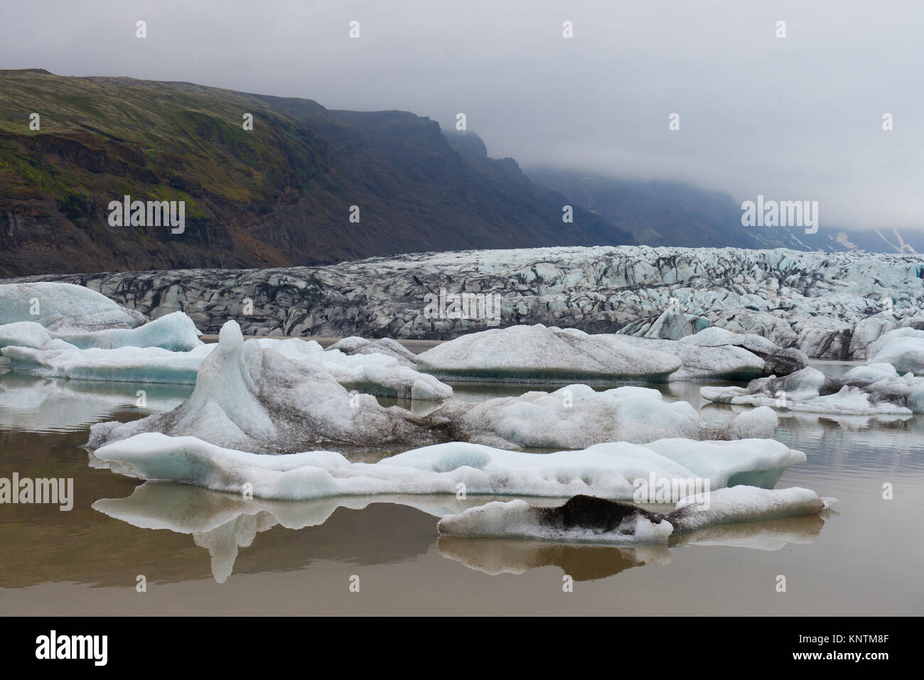 Icebergs en laguna glacial Fjallsarlon Foto de stock