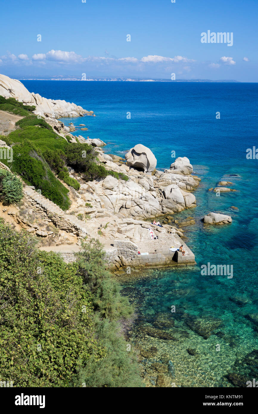 Idílico paisaje costero en Capo Testa, Santa Teresa di Gallura, Cerdeña, Italia, el mar Mediterráneo, Europa Foto de stock