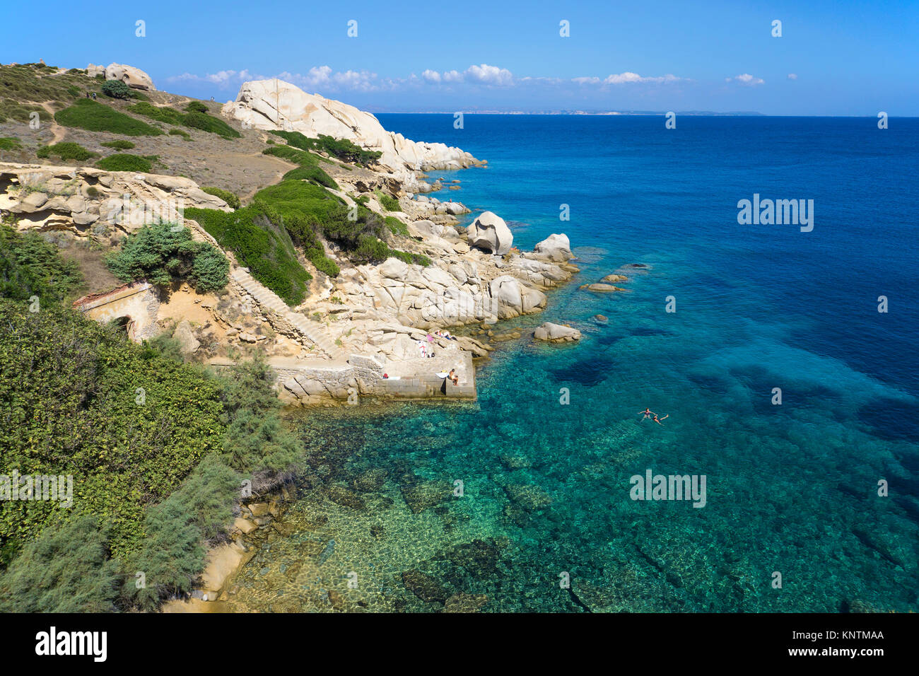 Idílico paisaje costero en Capo Testa, Santa Teresa di Gallura, Cerdeña, Italia, el mar Mediterráneo, Europa Foto de stock