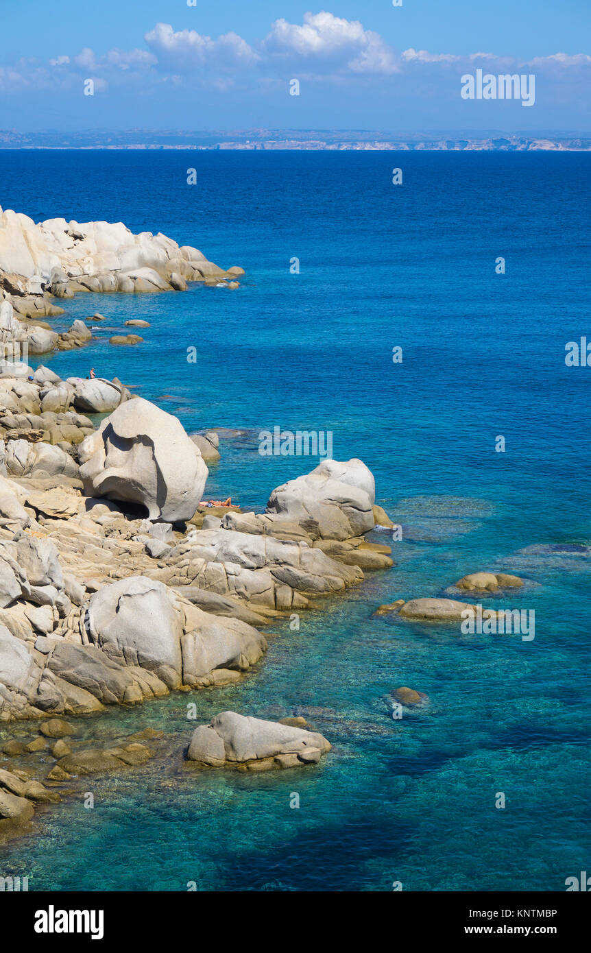 Idílica costa rocosa con rocas de granito en Capo Testa, Santa Teresa di Gallura, Cerdeña, Italia, el mar Mediterráneo, Europa Foto de stock