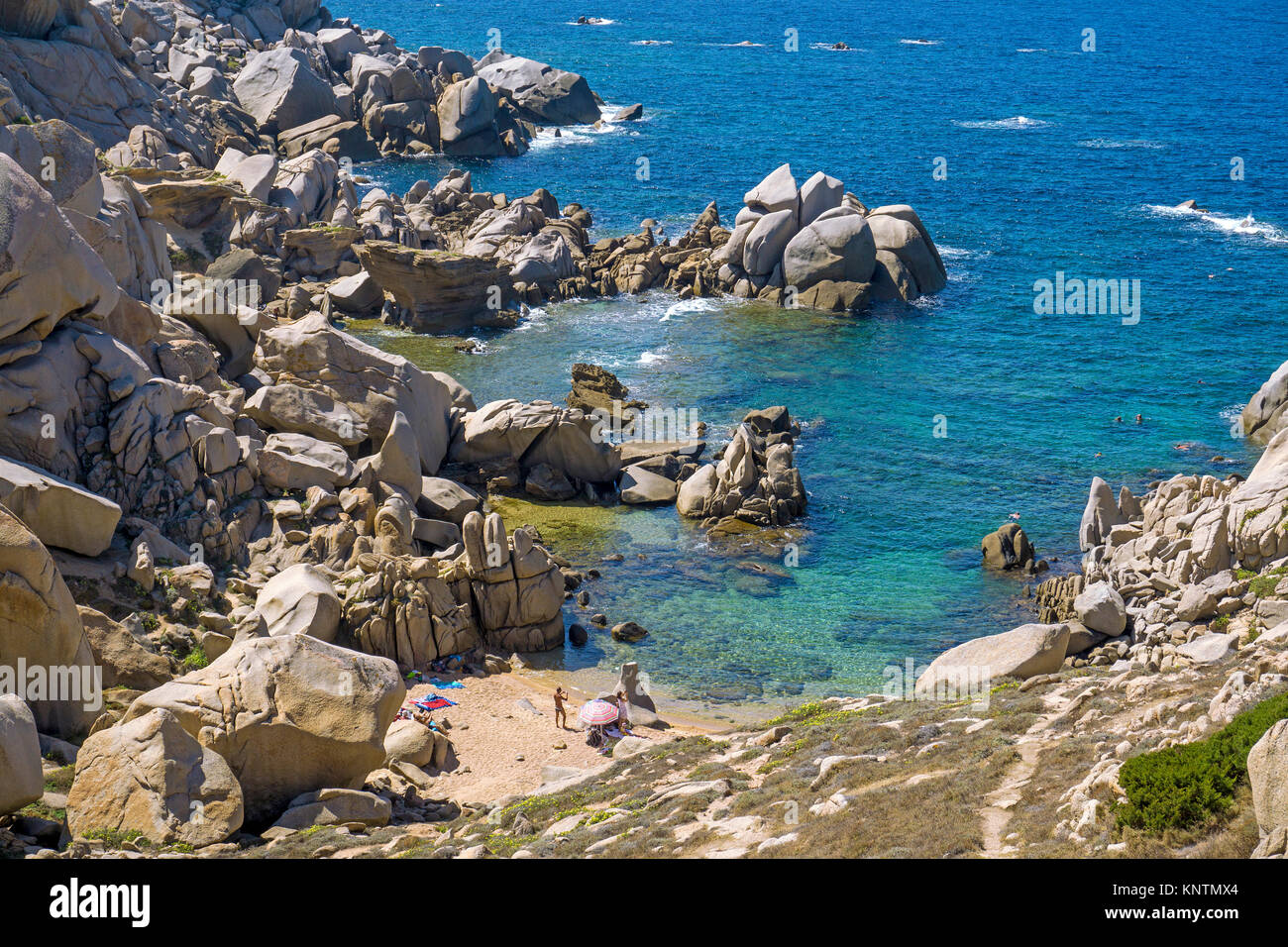 Pequeña playa rodeada de rocas de granito en Capo Testa, Santa Teresa di Gallura, Cerdeña, Italia, el mar Mediterráneo, Europa Foto de stock