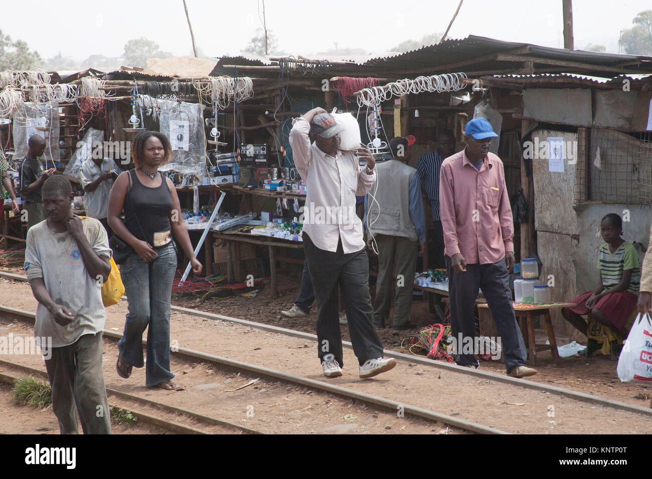 Vida a lo largo de las vías del tren, tugurios Kibera en Nairobi, Kenia, África Oriental Foto de stock