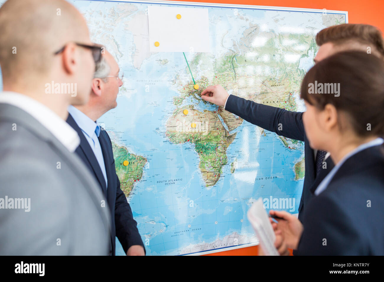 Los profesionales planificación de ubicaciones en el mapa para el negocio global en el aula Foto de stock