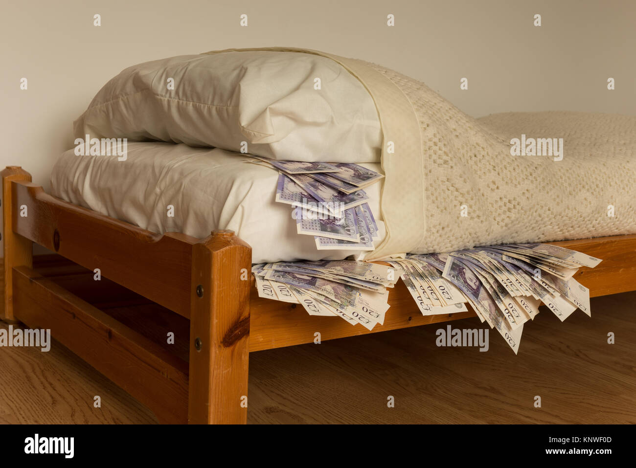 Listo un suministro de billetes de dinero en efectivo escondidos bajo el  colchón de la cama oculto como alternativa al banco o sociedad de crédito  hipotecario Fotografía de stock - Alamy