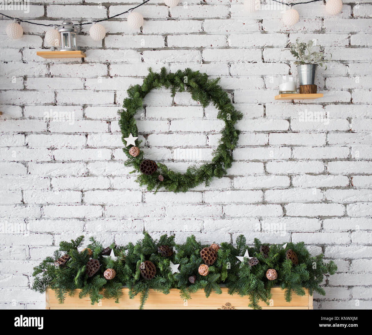 Acercamiento De Ronda De Navidad Elegante Colgado En La Pared De