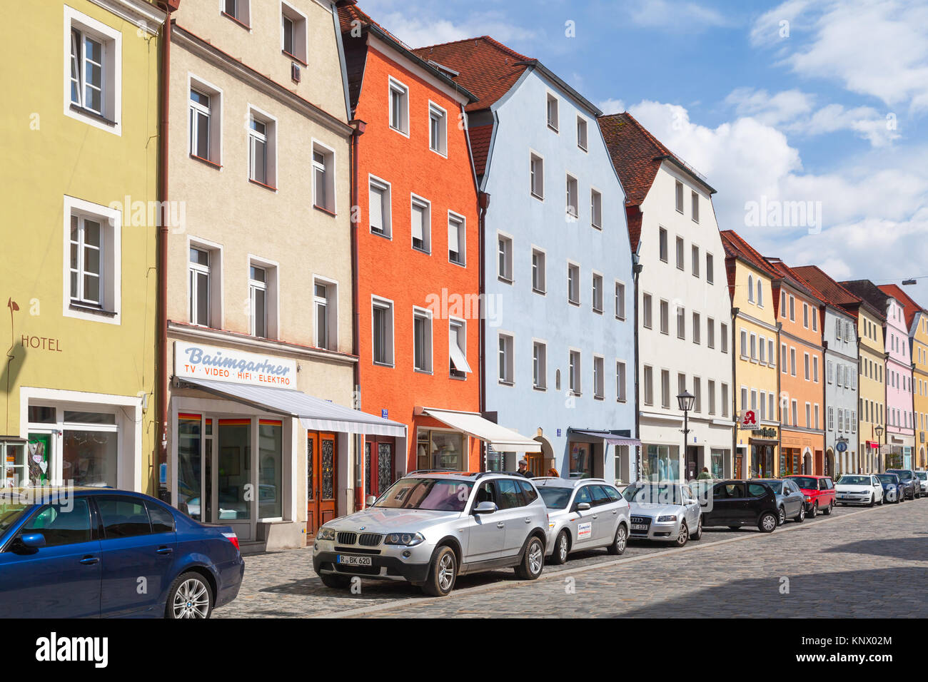 Regensburg, Alemania - 5 de mayo de 2017: la ciudad de Regensburg Street View, la gente común sobre Stadtamhof road Foto de stock