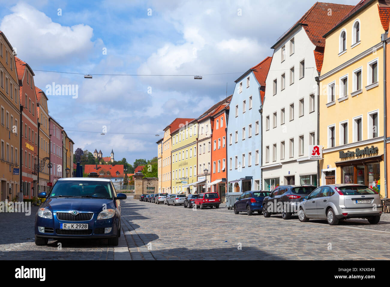 Regensburg, Alemania - 5 de mayo de 2017: la antigua ciudad de Regensburg street view en día soleado. Carretera Stadtamhof Foto de stock