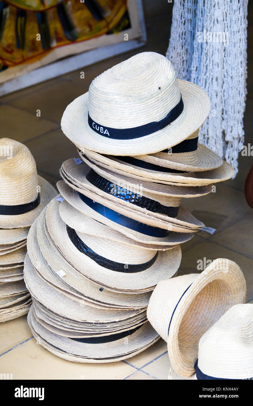 Sombreros en una tienda de souvenirs en La Habana, Cuba Fotografía de stock  - Alamy