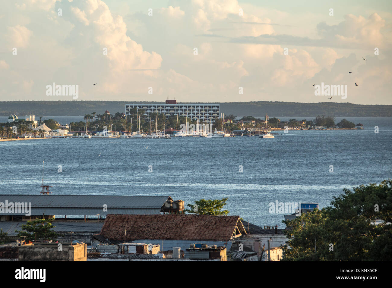 Hotel Jagua, sobre la bahía de Cienfuegos, Cienfuegos, Cuba Foto de stock