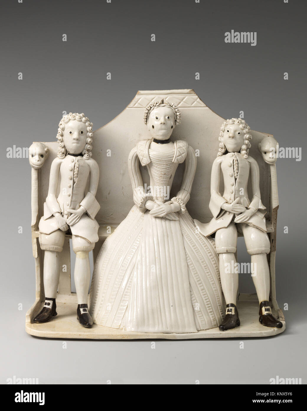 Grupo Pew. Fecha: ca. 1745; Cultura: British, Staffordshire; Media: Sal-gres porcelánico; Dimensiones: 7 1/2" x 8 3/8". (19,1 x 21,3 cm); Foto de stock