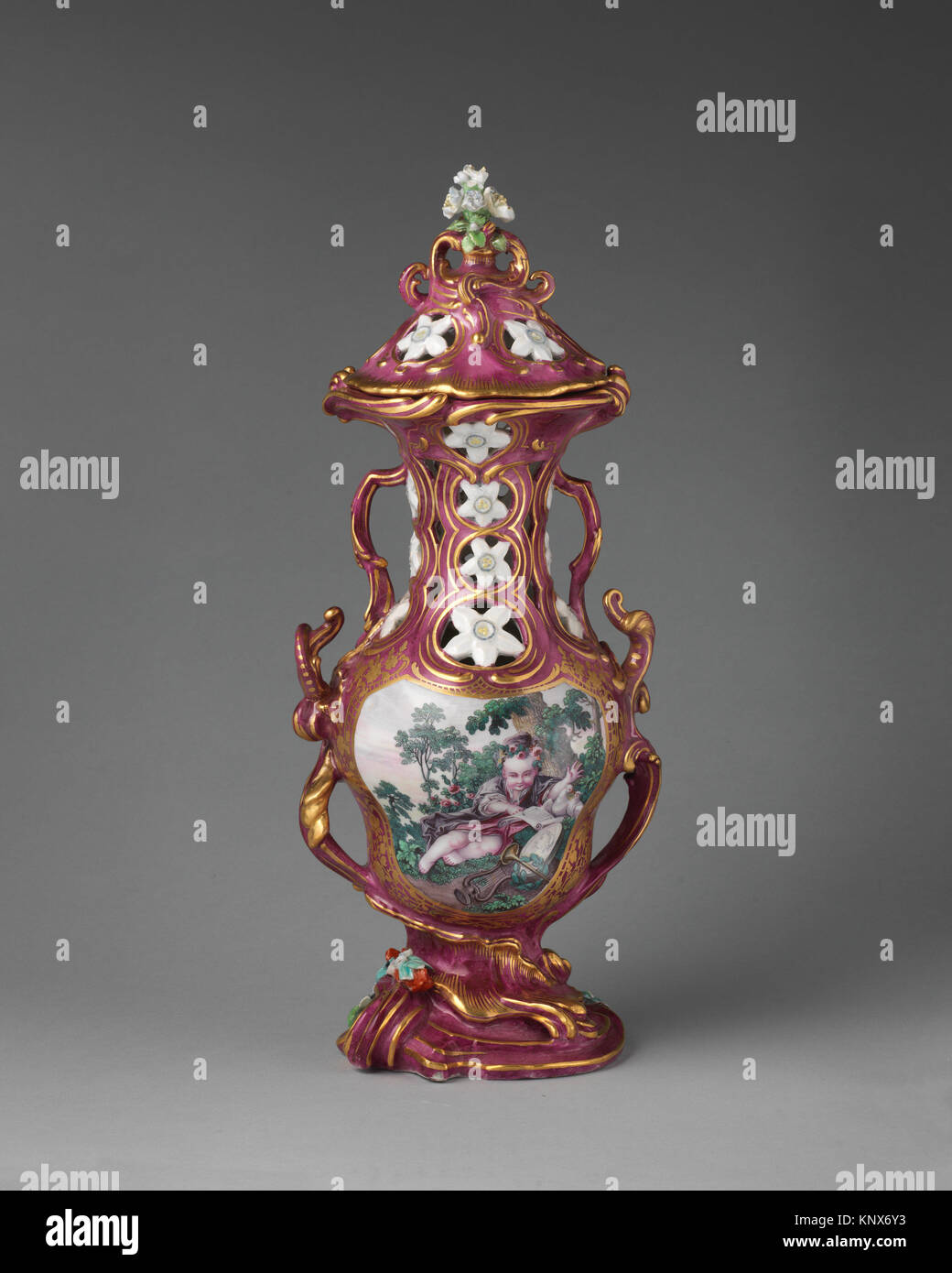 Vase (uno de una serie de tres). Fábrica Chelsea manufactura de