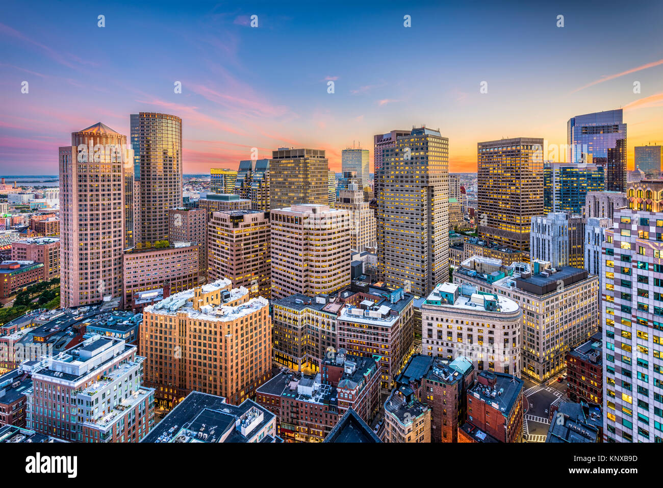 Boston, Massachusetts, EE.UU., el distrito financiero ciudad al anochecer. Foto de stock
