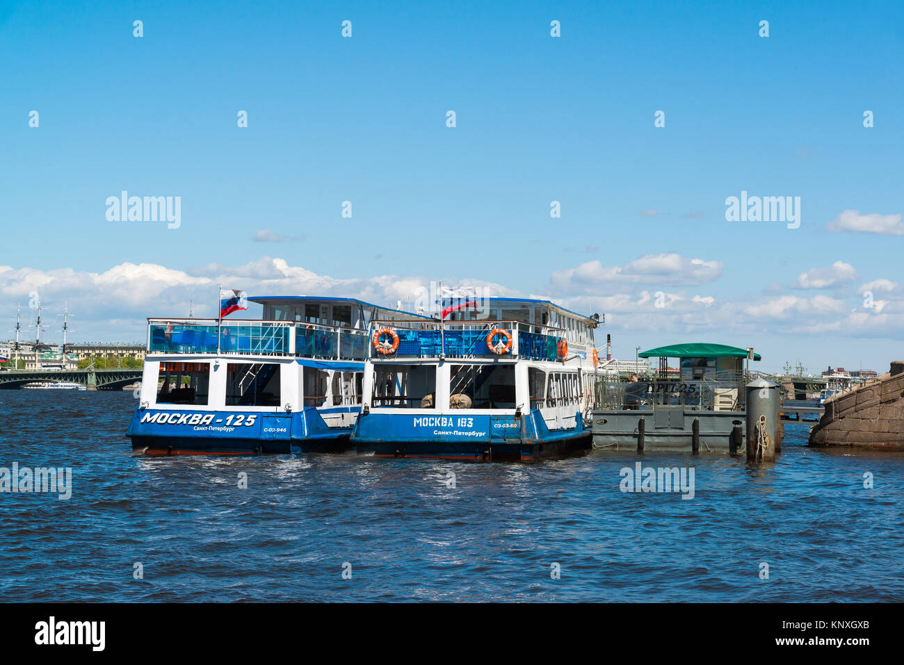 San Petersburgo, Rusia - 4 de junio de 2017. Dos embarcaciones Moscú cerca del muelle sobre el río Neva Foto de stock