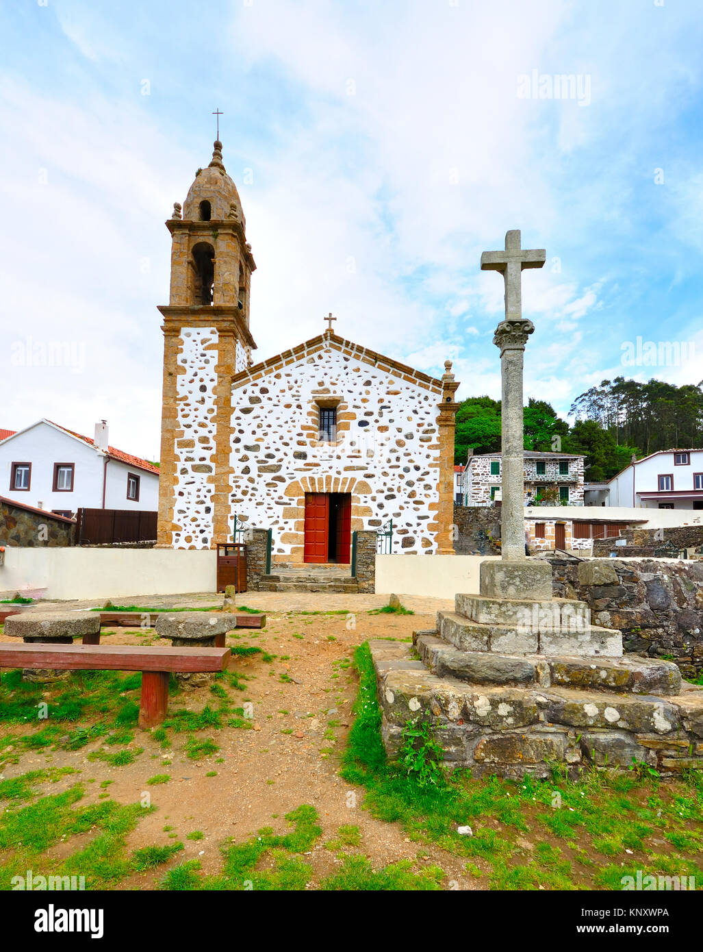Iglesia de San Andrés de Teixido en la costa de la muerte en Galicia la lellenda dice que quien no vive va de muertos Fotografía de stock - Alamy Iglesia de San Andrés de Teixido en la costa de la muerte en Galicia la lellenda dice que quien no vive va de muertos Fotografía de stock - Alamy