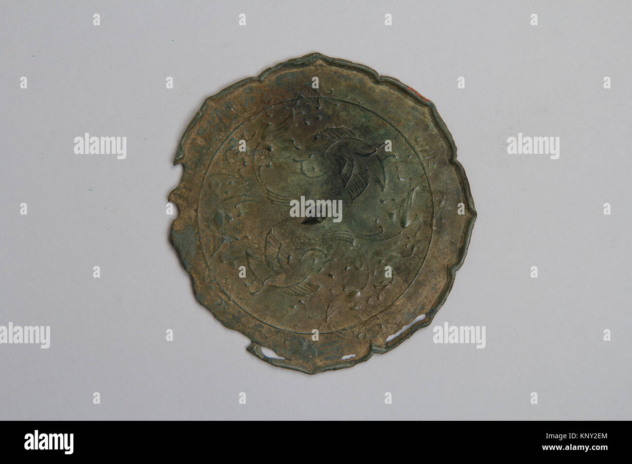 Simetría. Período: Período Heian (794-1185); Cultura: Japón; Medio: Bronce; Dimensiones: Diámetro. 5 pulg. (12,7 cm); Clasificación: Espejos Foto de stock