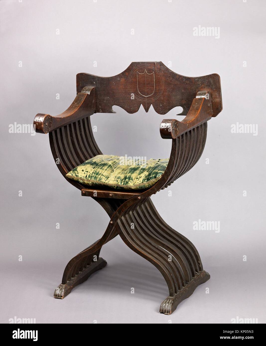 Partes de la silla de madera fotografías e imágenes de alta resolución -  Alamy