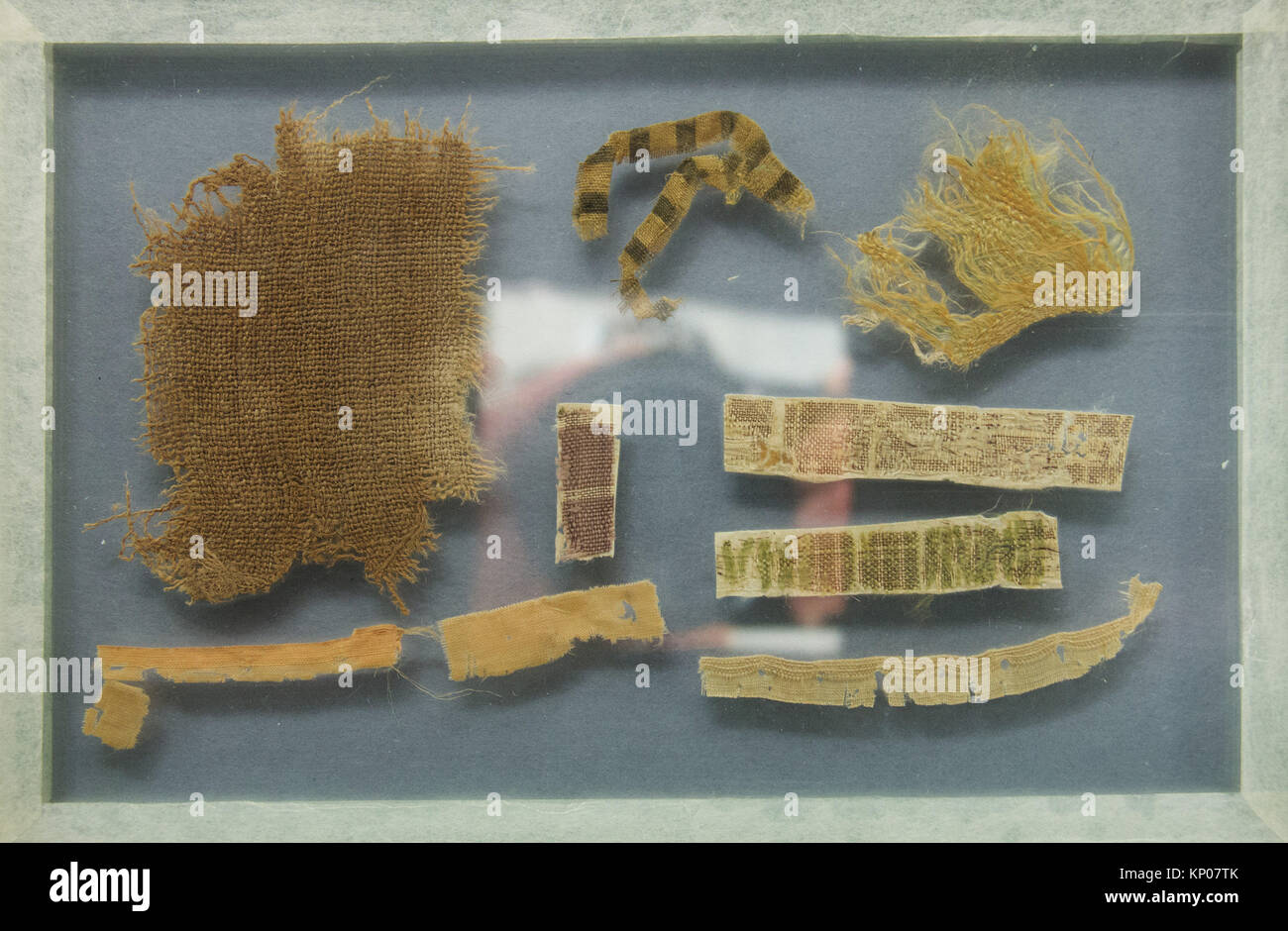 Fragmento. Período: período NARA (710-794), Tempyo (729-749); Fecha: siglo VIII; Cultura: Japón; Media: seda o algodón o lino / tejido liso tejido; Foto de stock